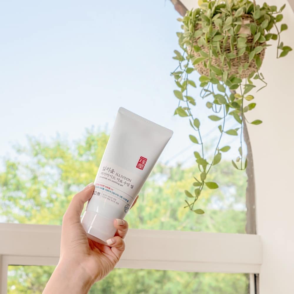 ILLIYOON Ceramide Ato Soothing Gel being held by model