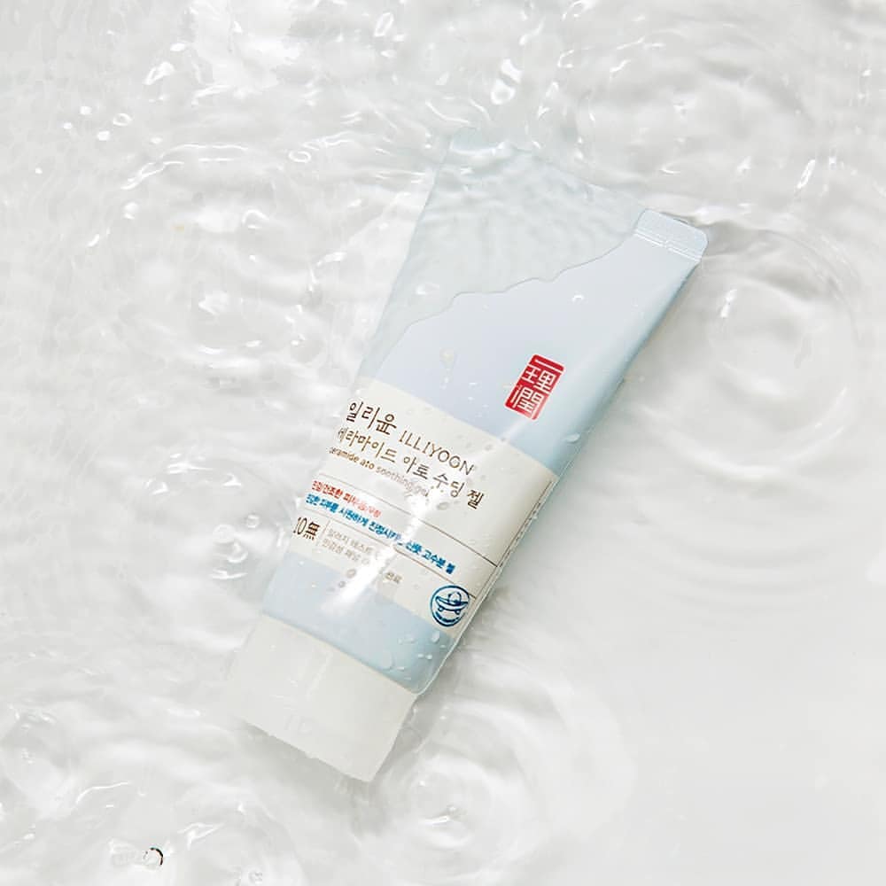 ILLIYOON Ceramide Ato Soothing Gel laying in water
